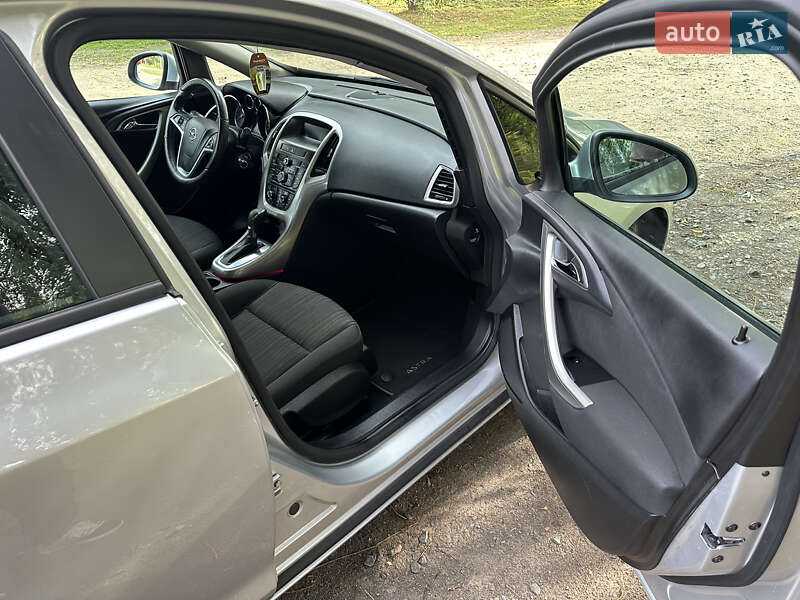 Хэтчбек Opel Astra 2011 в Владимире