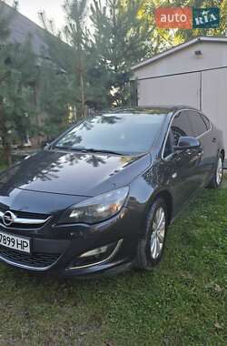 Седан Opel Astra 2013 в Мукачевому