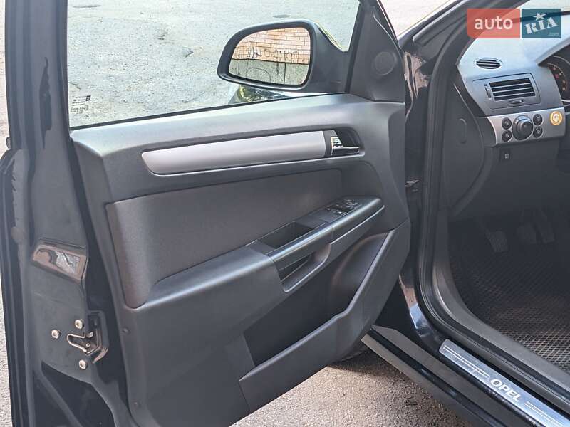 Универсал Opel Astra 2010 в Полтаве