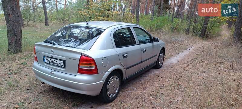 Хэтчбек Opel Astra 2007 в Зачепиловке