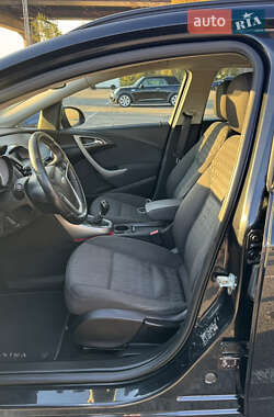 Универсал Opel Astra 2013 в 