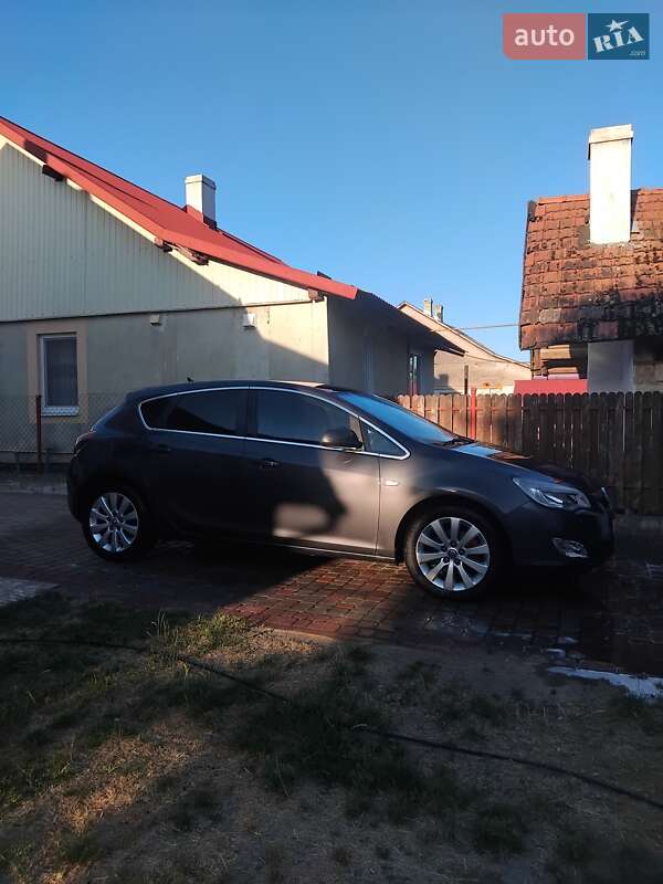Хэтчбек Opel Astra 2011 в 