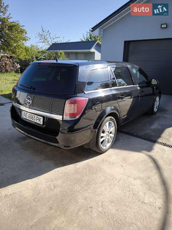 Универсал Opel Astra 2010 в Днепре