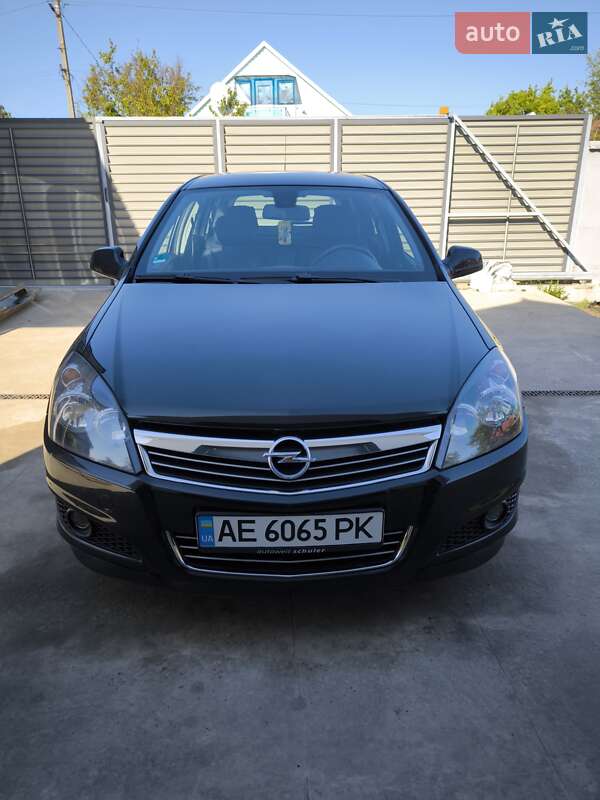 Универсал Opel Astra 2010 в Днепре