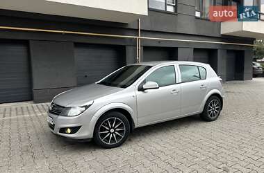 Хэтчбек Opel Astra 2012 в 