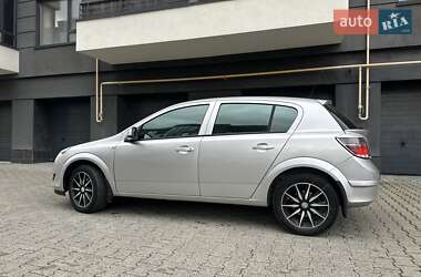 Хэтчбек Opel Astra 2012 в 