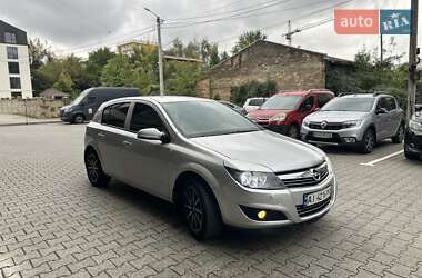 Хэтчбек Opel Astra 2012 в 