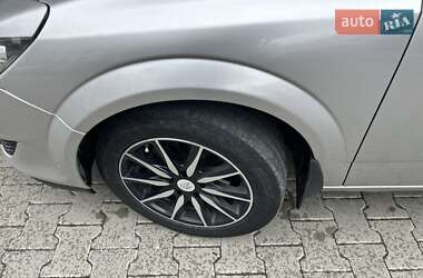 Хэтчбек Opel Astra 2012 в 