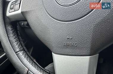 Хэтчбек Opel Astra 2012 в 