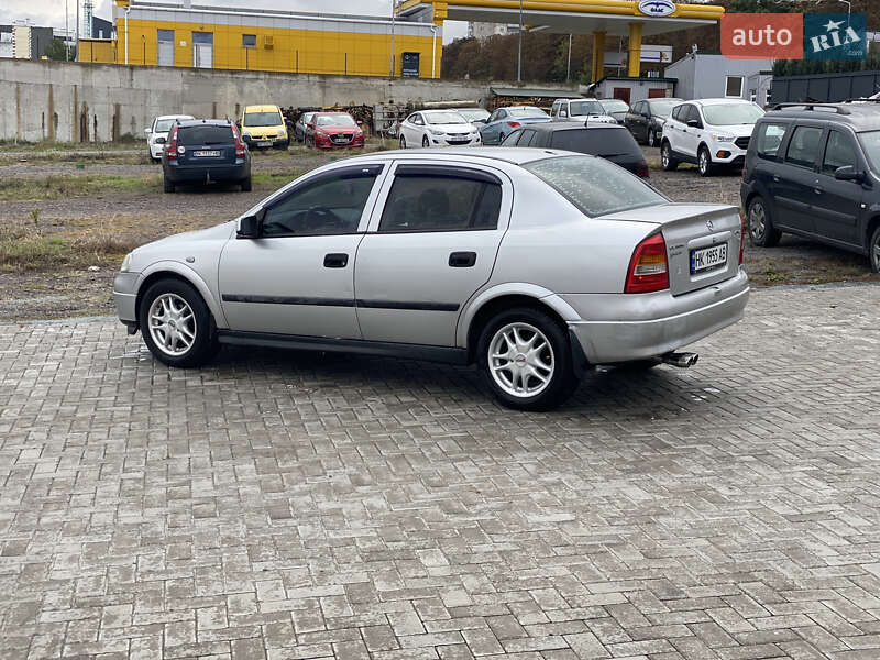 Седан Opel Astra 2005 в Ровно