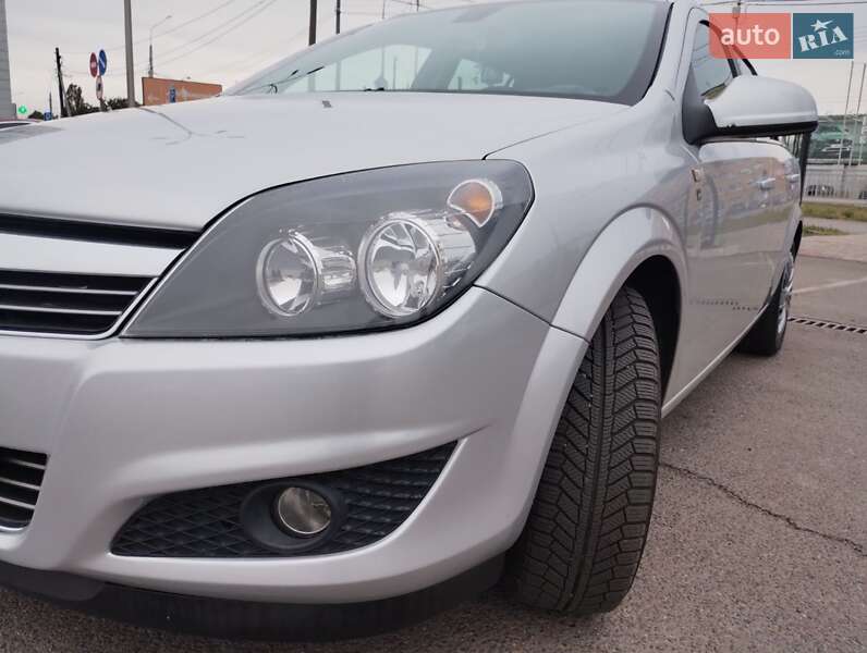 Универсал Opel Astra 2010 в Полтаве