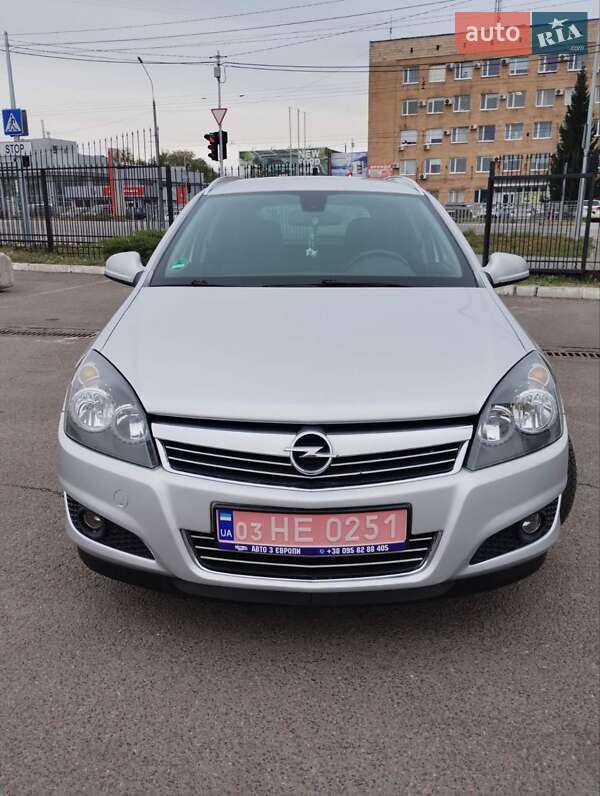 Универсал Opel Astra 2010 в Полтаве