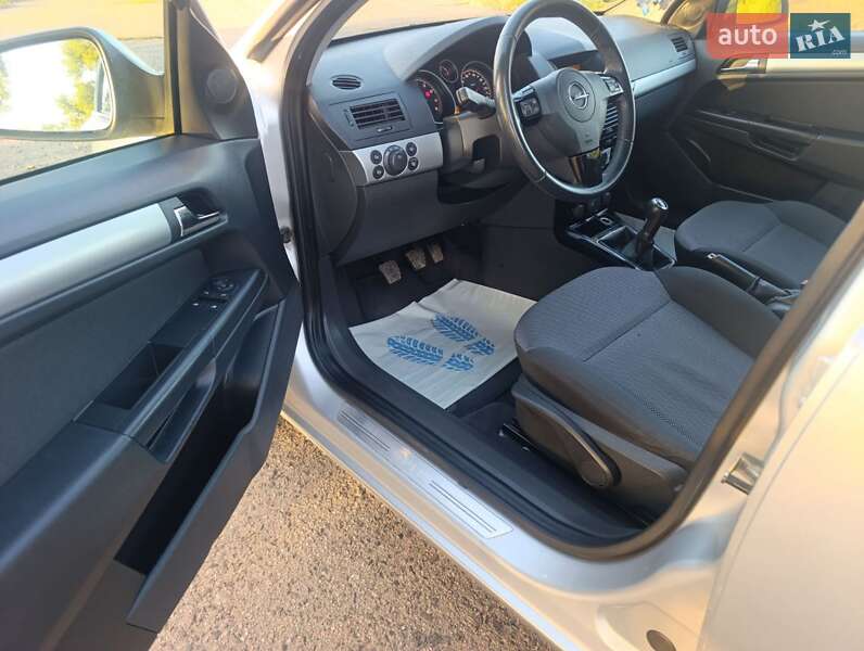 Универсал Opel Astra 2010 в Полтаве
