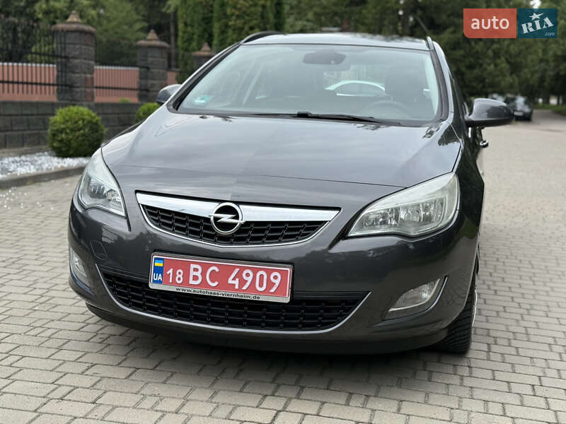 Универсал Opel Astra 2011 в Ровно