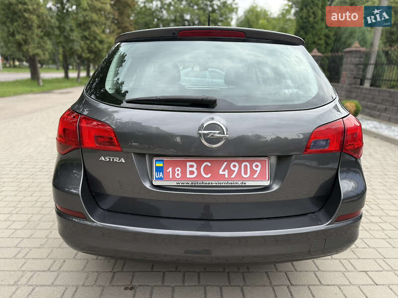 Универсал Opel Astra 2011 в Ровно