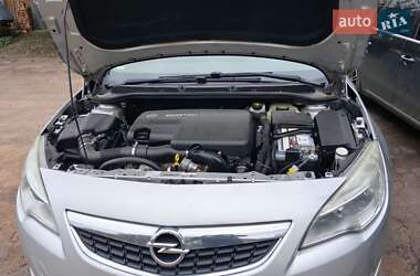 Универсал Opel Astra 2012 в 