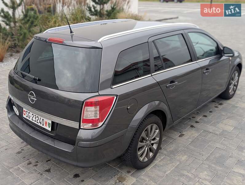 Универсал Opel Astra 2011 в Луцке