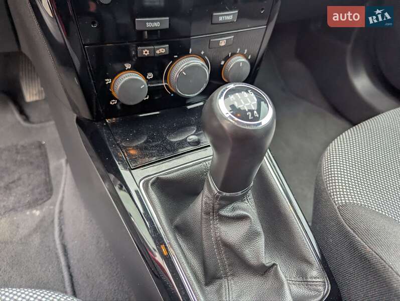 Универсал Opel Astra 2011 в Луцке