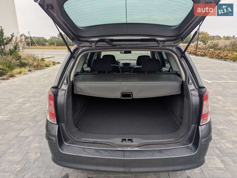 Универсал Opel Astra 2011 в Луцке