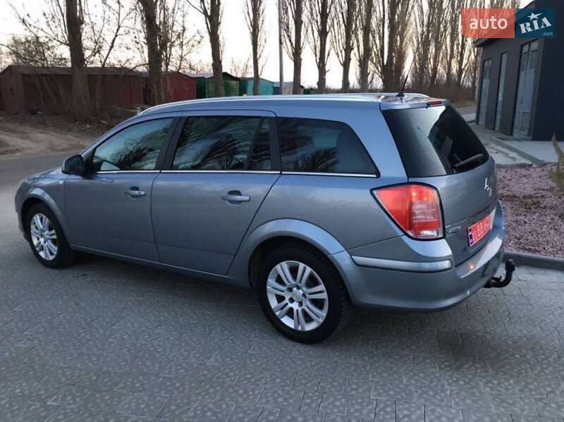 Универсал Opel Astra 2010 в Ровно