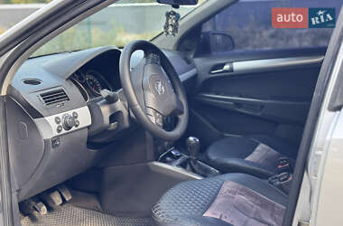Хэтчбек Opel Astra 2005 в 