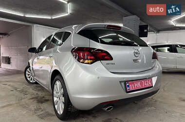 Хэтчбек Opel Astra 2010 в 