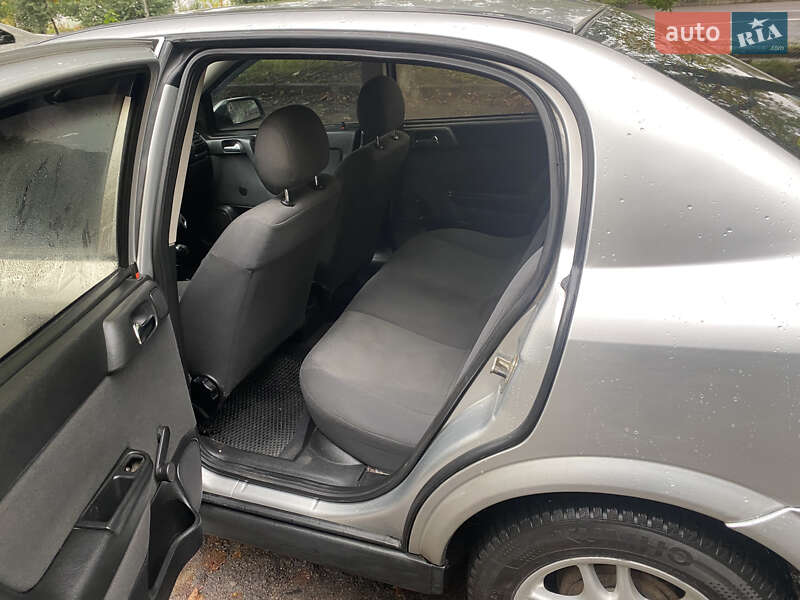 Седан Opel Astra 2005 в Ровно