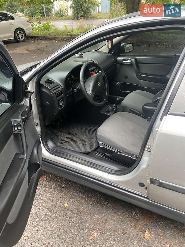 Седан Opel Astra 2005 в Ровно