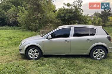Хэтчбек Opel Astra 2011 в 