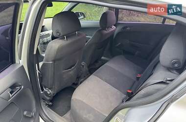 Хэтчбек Opel Astra 2011 в 