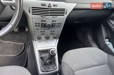 Хэтчбек Opel Astra 2011 в 