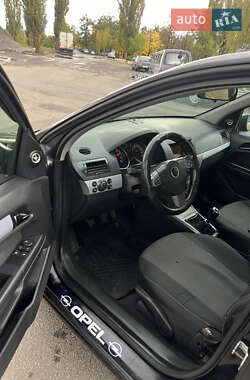 Хэтчбек Opel Astra 2005 в 