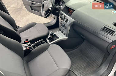 Хэтчбек Opel Astra 2013 в 