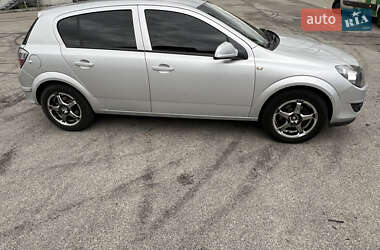Хэтчбек Opel Astra 2013 в 