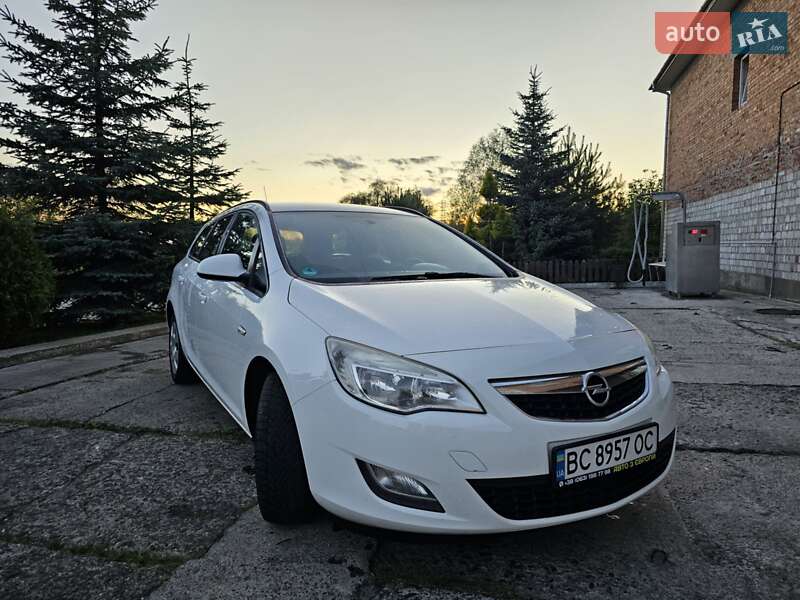 Универсал Opel Astra 2012 в Новом Роздоле