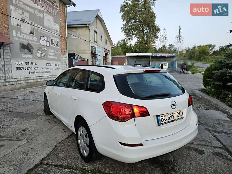 Универсал Opel Astra 2012 в Новом Роздоле