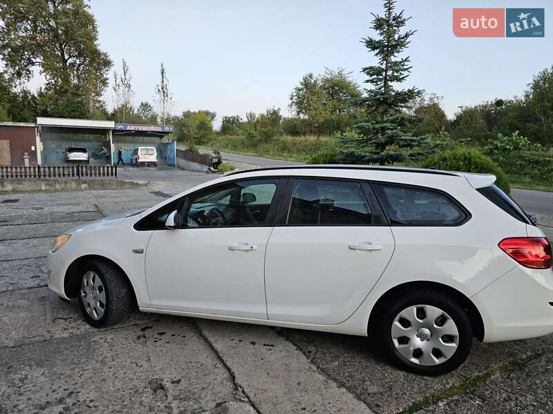 Универсал Opel Astra 2012 в Новом Роздоле
