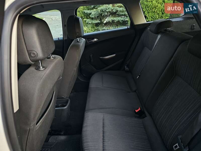 Универсал Opel Astra 2012 в Новом Роздоле
