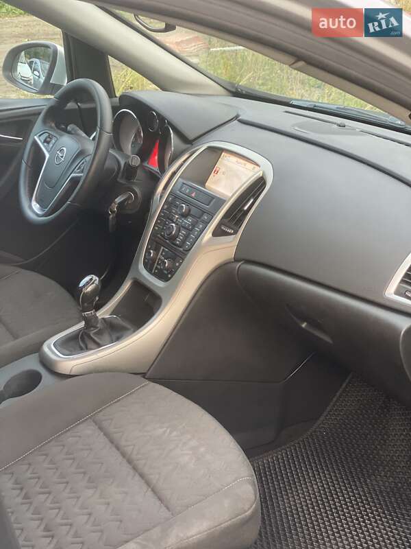 Универсал Opel Astra 2013 в Львове