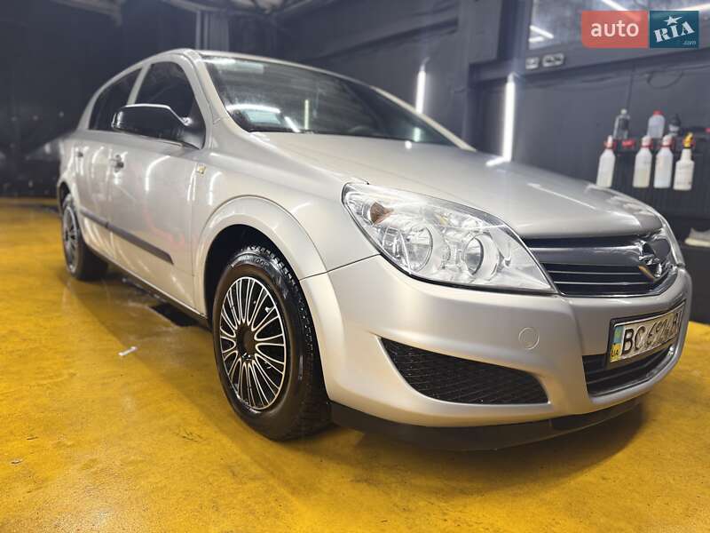 Хэтчбек Opel Astra 2007 в Львове