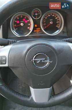 Хэтчбек Opel Astra 2004 в 