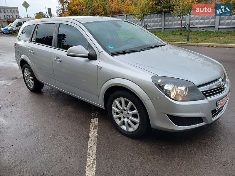 Универсал Opel Astra 2010 в Луцке