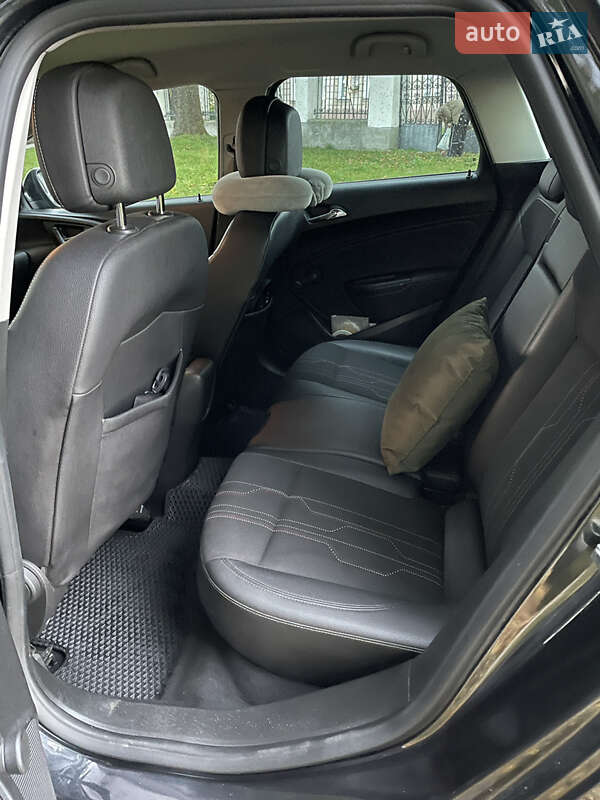 Универсал Opel Astra 2012 в Остроге