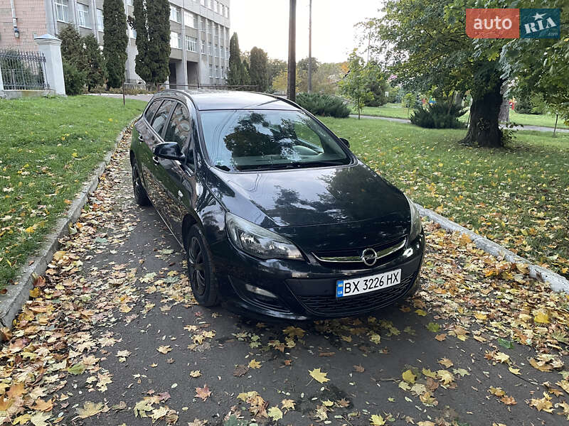 Универсал Opel Astra 2012 в Остроге