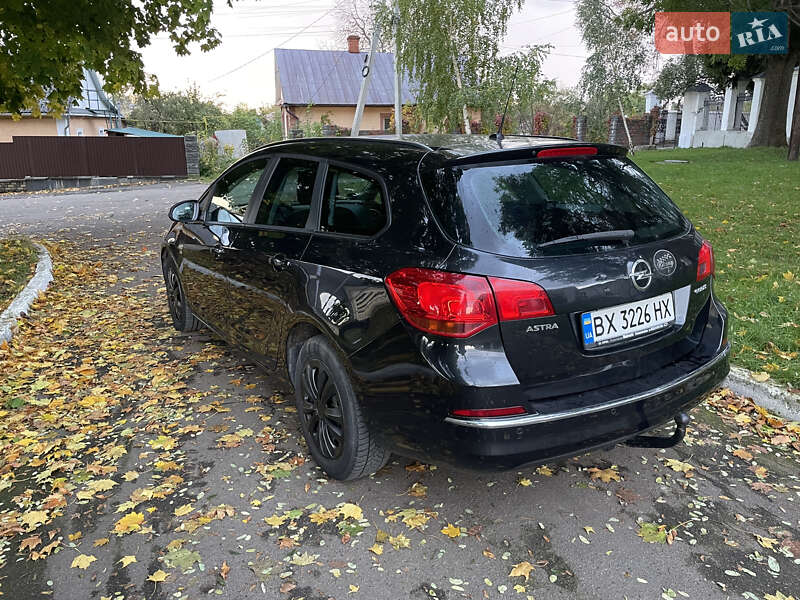 Универсал Opel Astra 2012 в Остроге