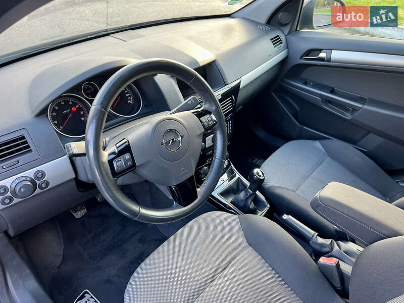 Универсал Opel Astra 2010 в Дубно