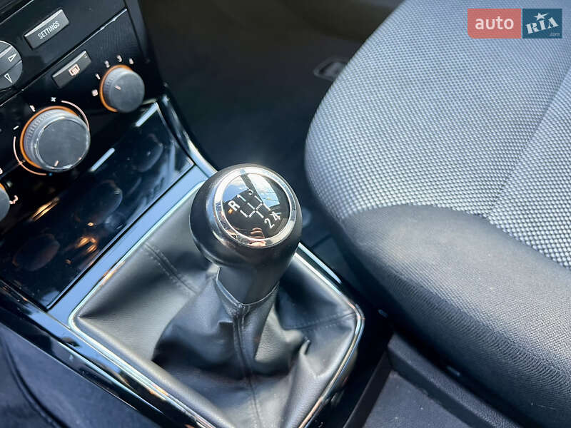 Универсал Opel Astra 2010 в Дубно