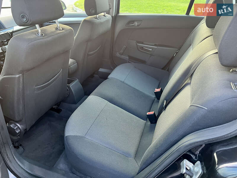 Универсал Opel Astra 2010 в Дубно