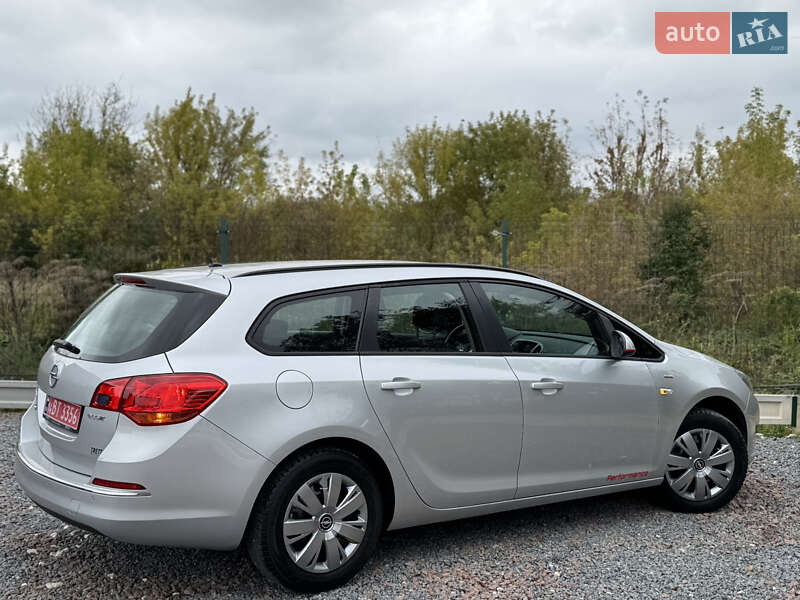 Универсал Opel Astra 2016 в Дрогобыче