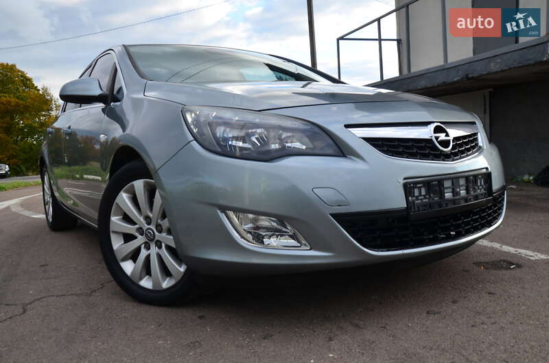 Хэтчбек Opel Astra 2012 в Дрогобыче